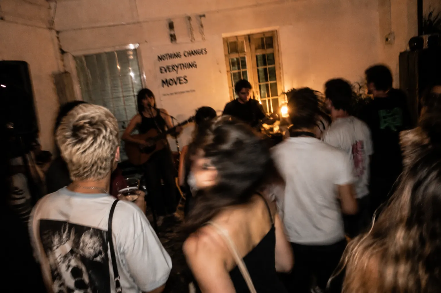 Concerto acustico con pubblico e atmosfera viva